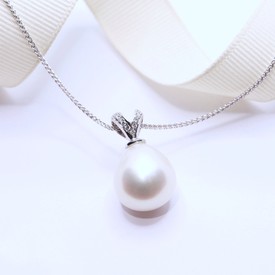  White gold pendant with cultured pearl